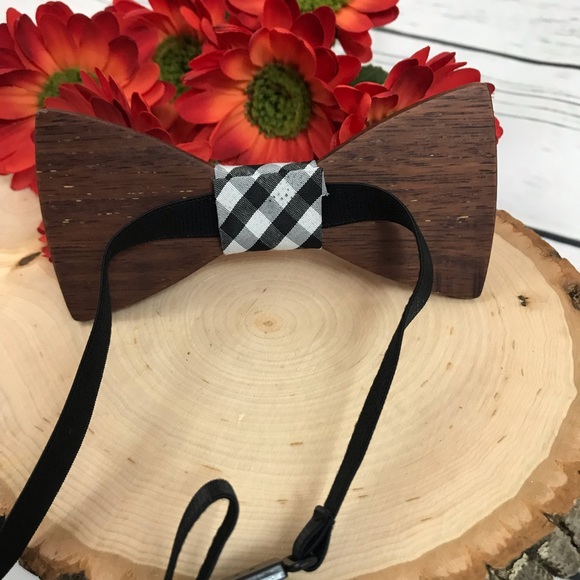 Rough-Hewn Gentleman Wooden Butterfly Bow Tie - Picture 4 of 8